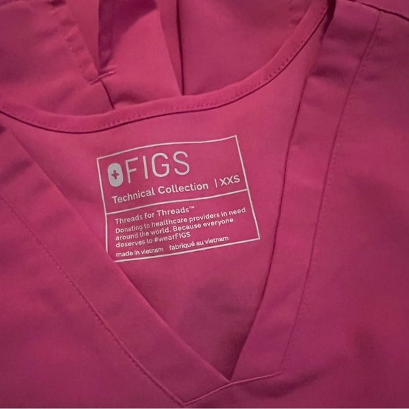 FIGS Women's Casma Three-Pocket Scrub Top - Picture 3 of 5